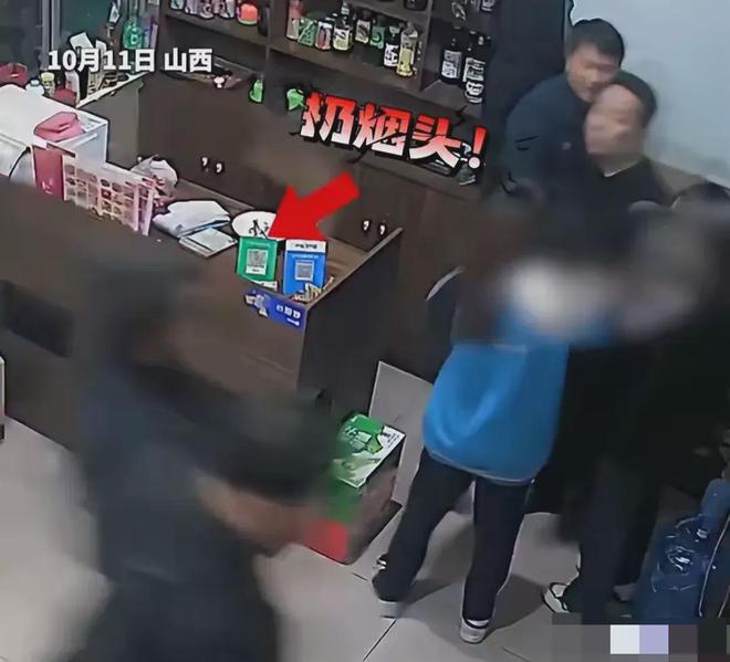 在饭店院内小便还闹事冲上热搜评论炸锅凯发K8国际好大官威！人社局副局长(图5)