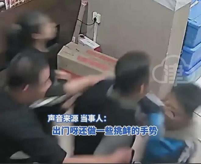 在饭店院内小便还闹事冲上热搜评论炸锅凯发K8国际好大官威！人社局副局长(图8)