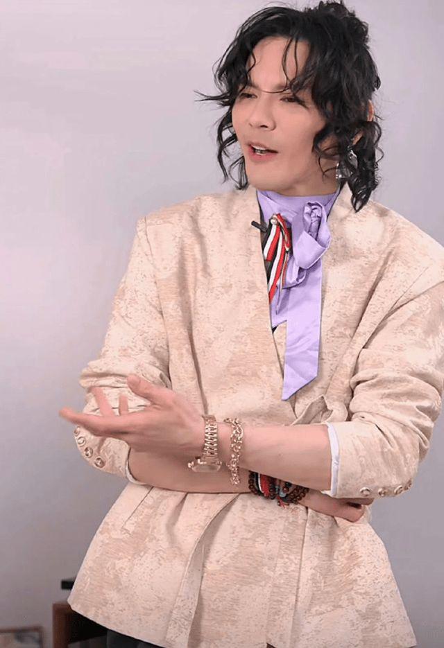 穿女装画面割裂网友喊他别出来辣眼睛了K8凯发天生赢家向佐越来越娘化！直播